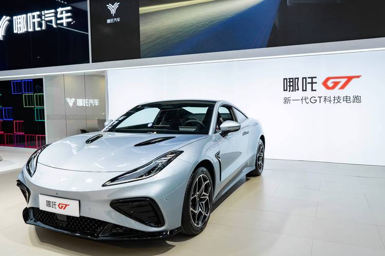 成都15哪吒汽车在智能汽车领域的表现，领途汽车在新能源汽车市场中的影响力